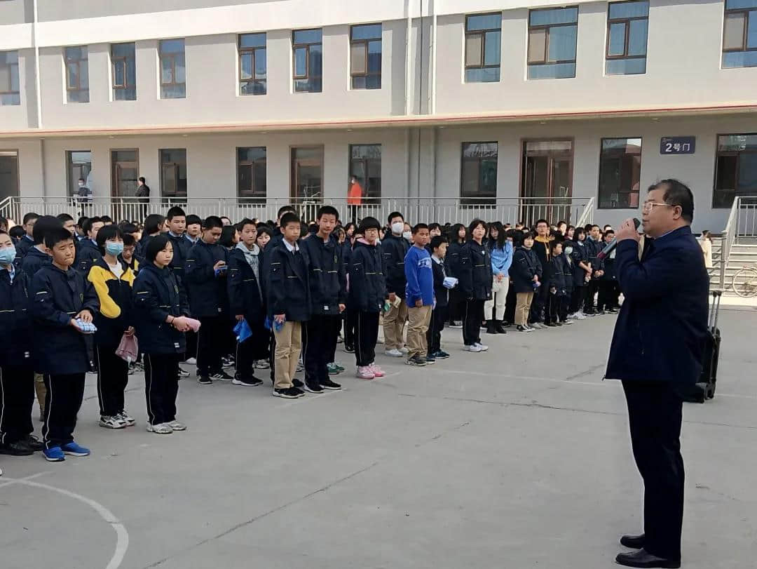 消防演練鳴警鐘，安全防線不放松 --中學部舉行消防應(yīng)急演練